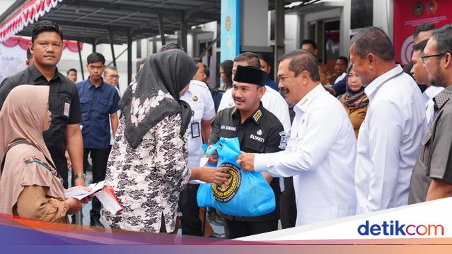 Menteri Imipas Juga Berikan Paket Sembako ke Warga Terdampak Banjir Cikarang
