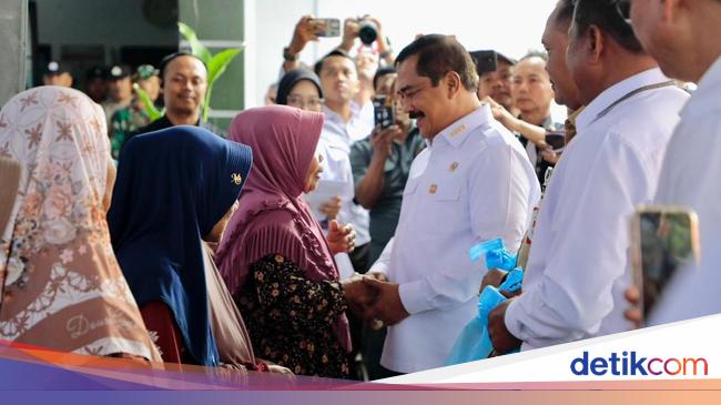 Menteri Agus Bagikan 2.500 Paket Sembako ke Korban Banjir Karawang Jelang HUT RI