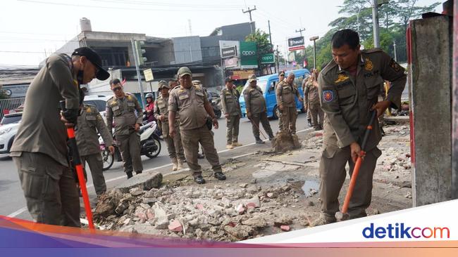 Satpol PP Bogor Tertibkan 52 Lapak PKL Liar di Cibinong