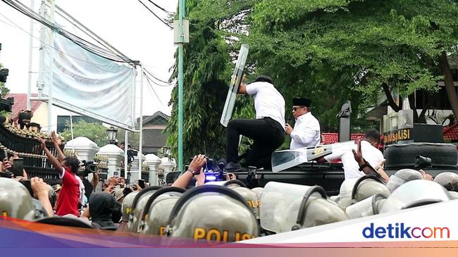 Bupati Pati Dilempari Botol Saat Bicara di Depan Massa