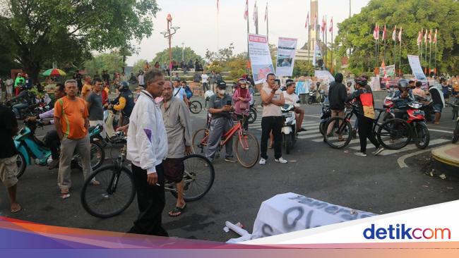 Massa Demo Desak Bupati Pati Mundur, Ada Keranda Mayat-Truk Tronton