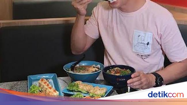 Fero Walandouw Cicip Sate hingga Bubur Bakar saat Jadi Host Acara Kuliner