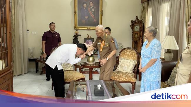 Gibran Cium Tangan dan Gandeng Try Sutrisno, Sempat Bahas Kesehatan Jokowi