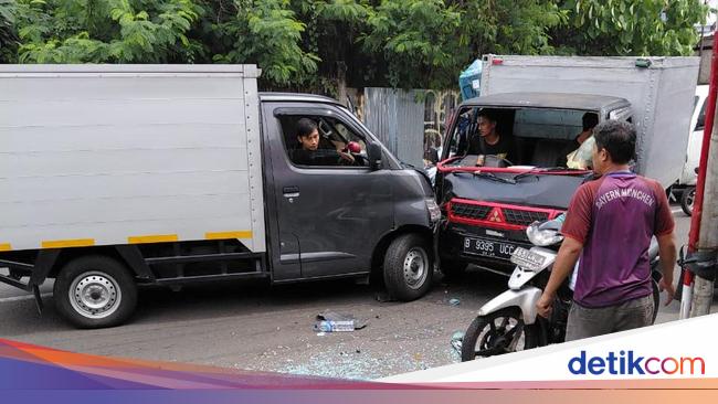 2 Mobil Boks 'Adu Banteng' di Ciputat, Seorang Sopir Terjepit