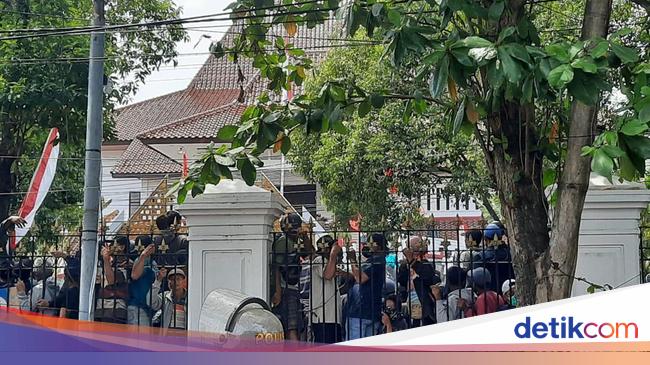 Demo Pati Memanas, Massa Panjat Gedung DPRD Desak Bupati Mundur