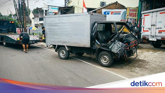 Sopir Mobil Boks Adu Banteng di Ciputat Alami Luka-luka