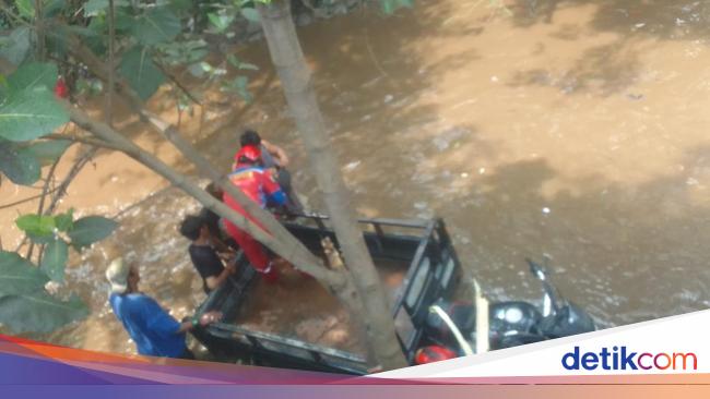 Motor Roda 3 Nyemplung di Kali Bekasi gegara Gas Macet, Damkar Evakuasi