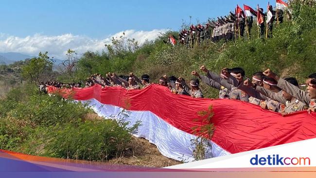 Bendera Merah Putih Raksasa Berkibar di Bukit Dorobelo
