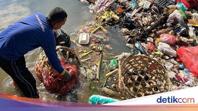 Volume Sampah di Sungai Denpasar Melonjak Usai TPA Suwung Hanya Terima Residu