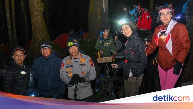 Jelang HUT RI, Polda Jabar Kibarkan Bendera Merah Putih di Puncak Ciremai