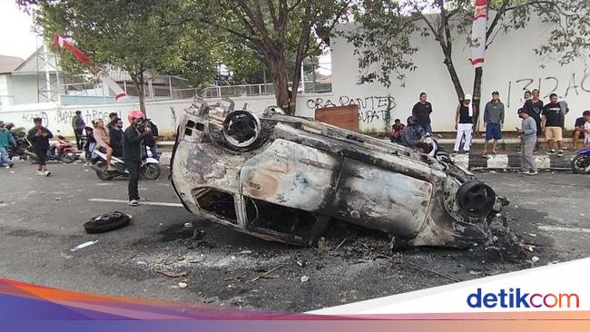 Penampakan Sisa-sisa Demo Bupati Pati, Ada Mobil Hangus Terbakar
