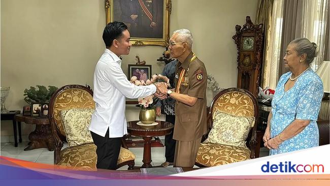 Momen Hangat Gibran dan Try Sutrisno, Gandengan hingga Cium Tangan