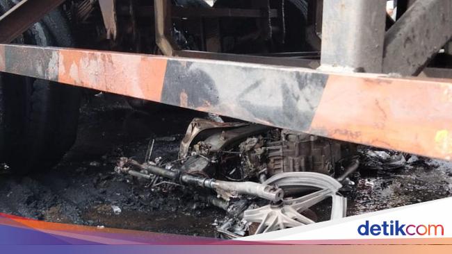 Tabrakan Berujung Ban Kontainer dan Motor Hangus Terbakar di Cilincing
