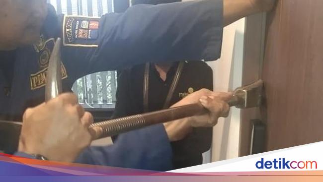 Wanita di Bogor Pingsan dan Terkunci dalam Kamar, Damkar Evakuasi