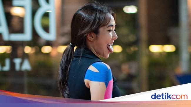 Tangan Gisel Ditempel Plester Medis