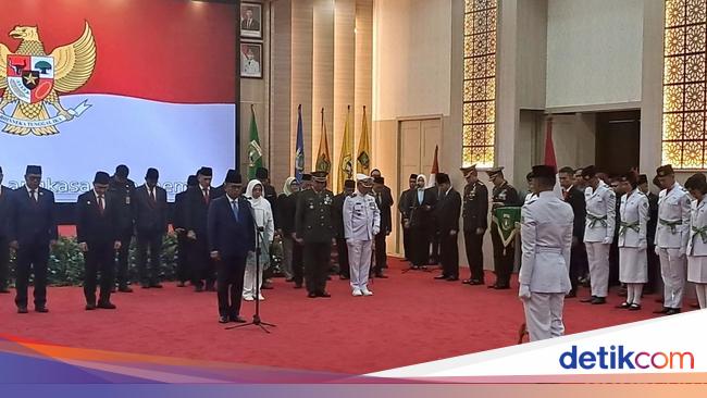 Andra Soni Kukuhkan Anggota Paskibraka untuk Upacara HUT Ke-80 RI di Banten