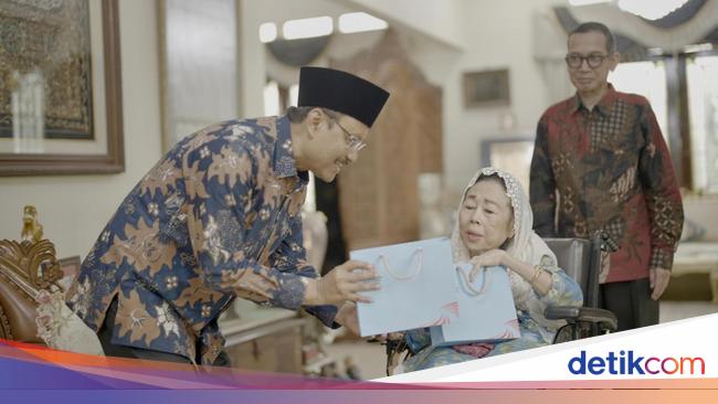 Mensos Antar Langsung Undangan HUT ke-80 RI ke Istri Gus Dur