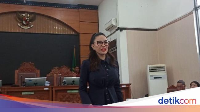 Nikita Mirzani Sapa Pendukung dan Salaman dengan Doktif Jelang Sidang
