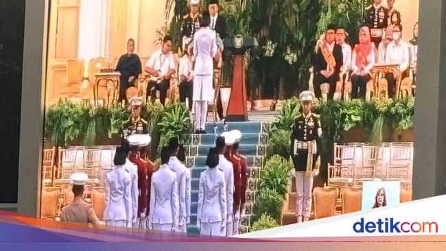 Formasi Baru Paskibraka HUT RI Saat Gladi Bersih Penurunan Bendera di Istana