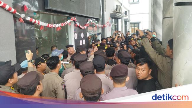 Tolak Kerja Sama Sampah, Massa Paksa Masuk Kantor Bupati Pandeglang