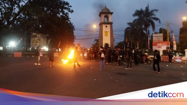 Massa Aksi Tolak MoU Tampung Sampah Tangsel Masih Bertahan di Tugu Pandeglang