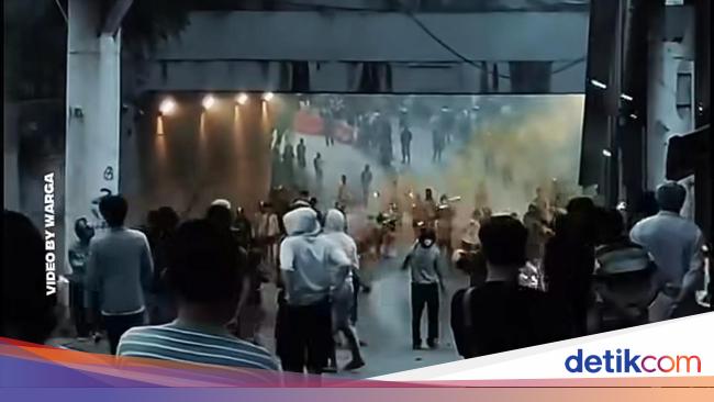 Detik-detik Tawuran 'Perang' Petasan di Manggarai, Polisi Sempat Diserang