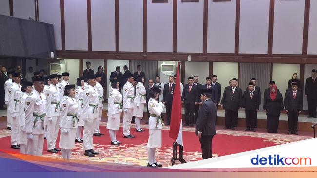 Pramono Kukuhkan Paskibraka DKI untuk Upacara HUT ke-80 RI di Balai Kota