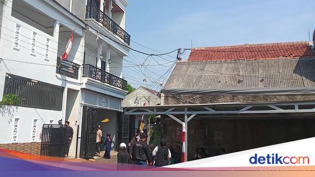 Warga Berbondong-bondong Melayat ke Rumah Duka Mpok Alpa