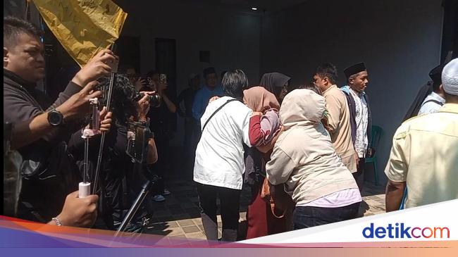 Tangis Keluarga Pecah saat Jenazah Mpok Alpa Tiba di Rumah Duka