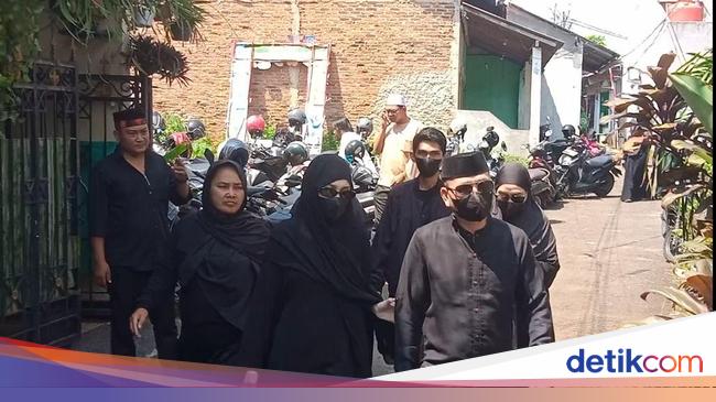Ayu Ting Ting Kenang Mpok Alpa Sebagai Sosok yang Baik