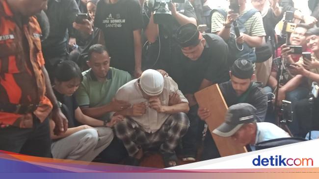 Tangis Suami Pecah di Pemakaman Mpok Alpa