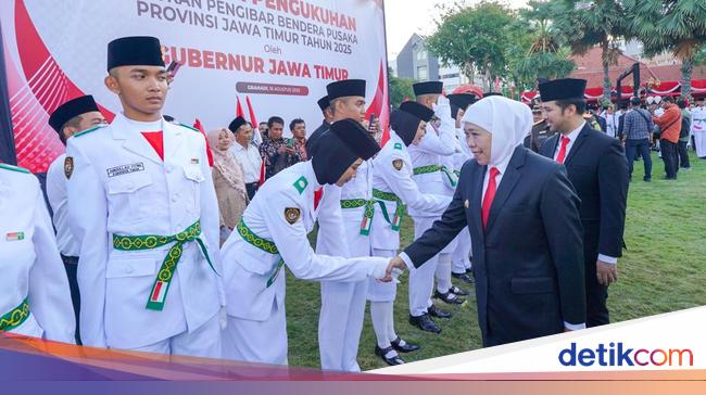 Kukuhkan 76 Anggota Paskibraka Jatim, Khofifah: Ini Tugas Mulia