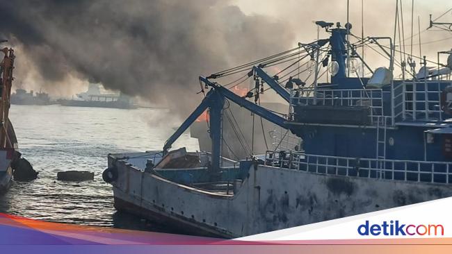 Kapal Terbakar di Muara Baru Jakut, Asap Hitam Membubung