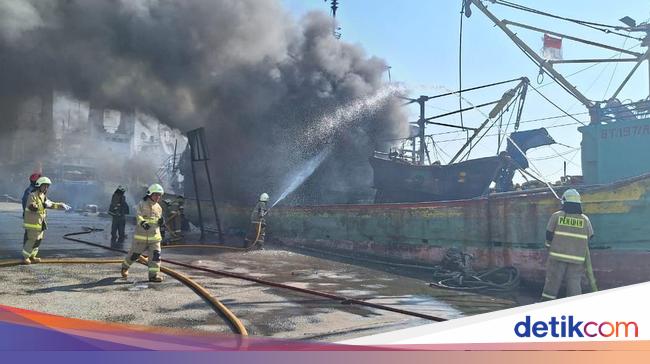 Kebakaran di Muara Baru Hanguskan 4 Kapal Nelayan, Penyebab Diselidiki