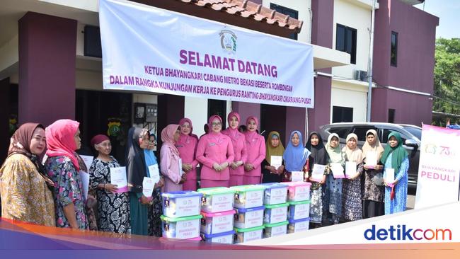 Peduli Masyarakat, Ketua Bhayangkari Bekasi Salurkan Bantuan untuk Duafa