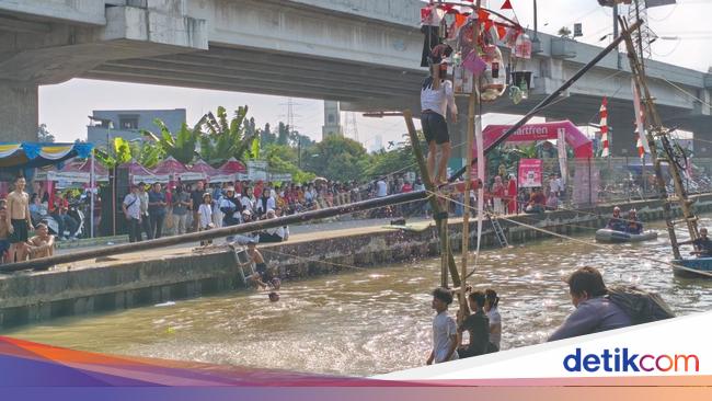 Antusiasme Warga Bekasi Konvoi Buat Nonton Lomba Panjat Pinang di Kalimalang