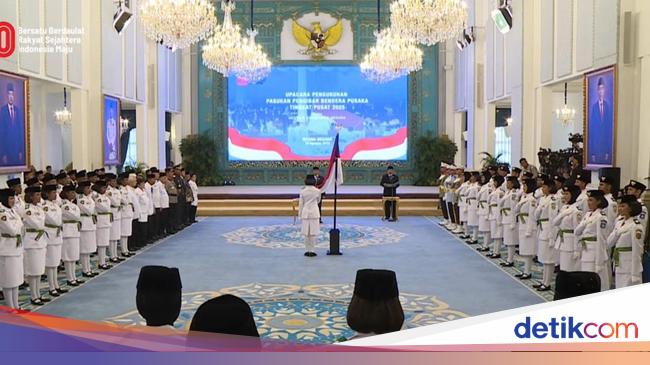 Mensesneg Kukuhkan 76 Anggota Paskibraka 2025 di Istana, Megawati Hadir