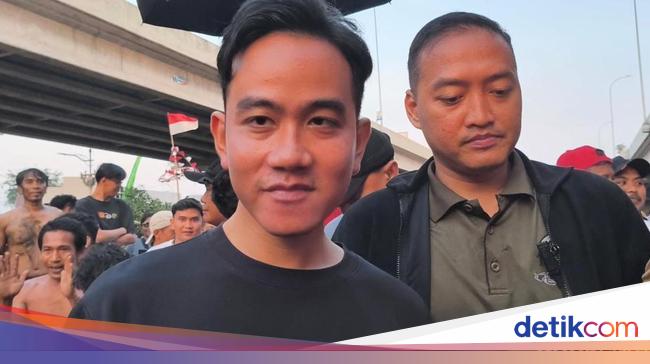 Gibran Terhibur Lomba Panjat Pinang di Kalimalang: Seru, Besok Lanjut Lagi