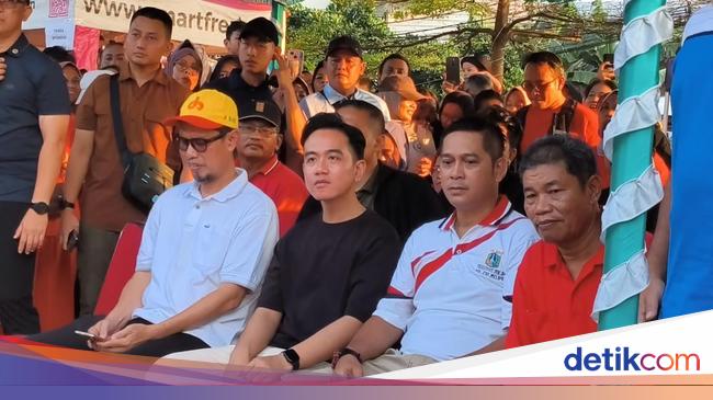 Gibran Nonton Panjat Pinang di Kalimalang, Beri Hadiah Sepeda-Motor Listrik