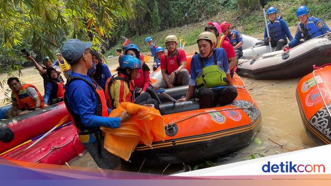 Peringati HUT RI, Wawalkot Serang-Warga Bersih-bersih Sungai Cibanten