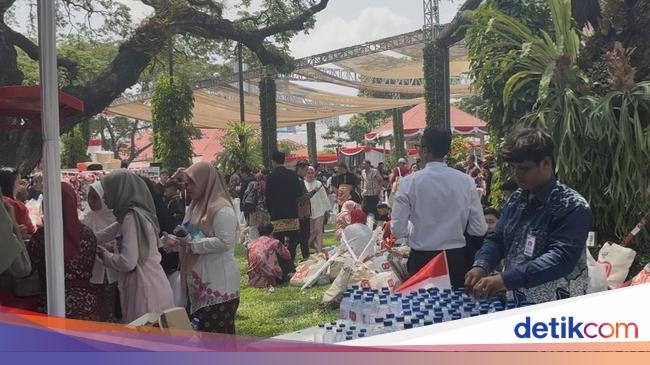 Ada Pesta Rakyat, Lapangan Istana Merdeka Mendadak Jadi Tempat Piknik Warga