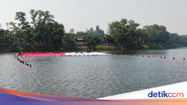 HUT Ke-80 RI, Bendera Merah Putih Raksasa Terbentang di Waduk Situ Gintung