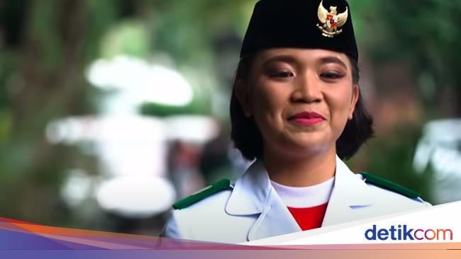 Pembawa Baki Bendera Bianca Alessia Terharu Saat Prabowo Cium Merah Putih