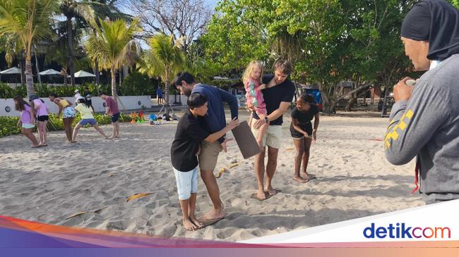 Saat Bule-Bule Happy Ramaikan Lomba 17 Agustus di Kuta
