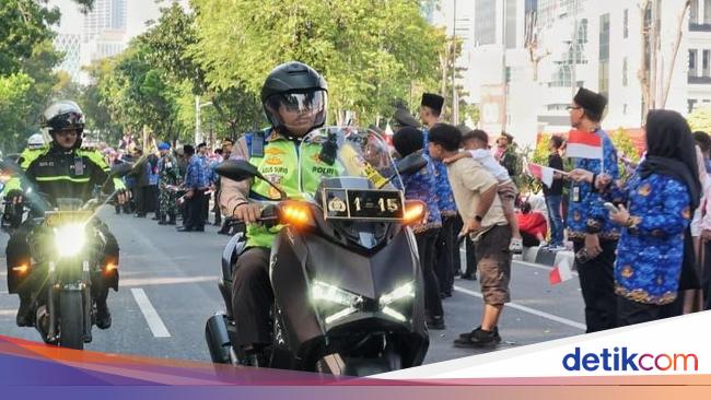 Naik Motor, Kakorlantas Terjun Langsung Pimpin Pengamanan Puncak HUT Ke-80 RI