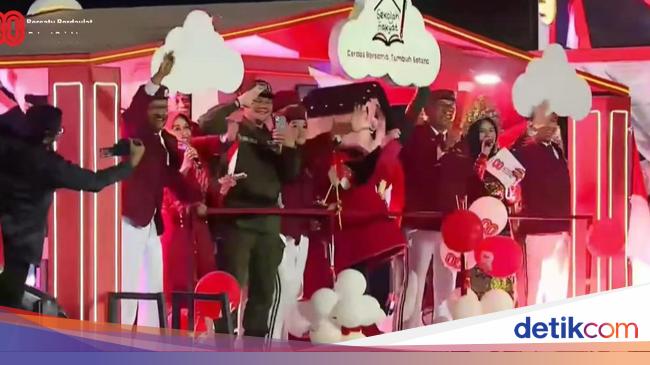 Karnaval HUT RI, Menteri-menteri Naik Mobil Hias Menuju Bundaran HI