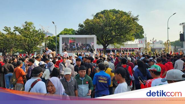 Warga Antusias Sambut Kirab Bendera Merah Putih HUT ke-80 RI di Sekitar Monas