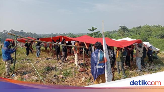 Mahasiswa Pandeglang Upacara Pengibaran Bendera HUT Ke-80 RI di TPA Bangkonol