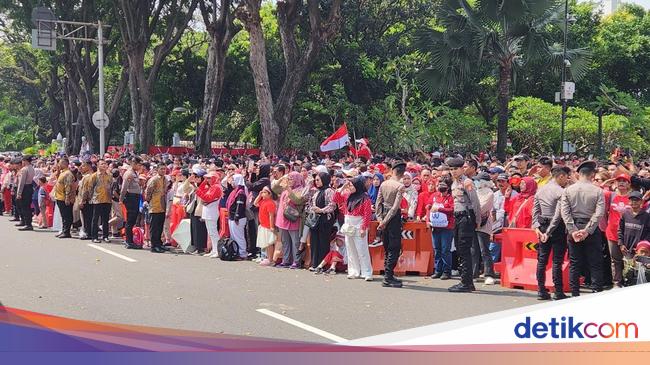Momen Pengibaran Bendera Merah Putih, Warga di Depan Istana Kompak Hormat