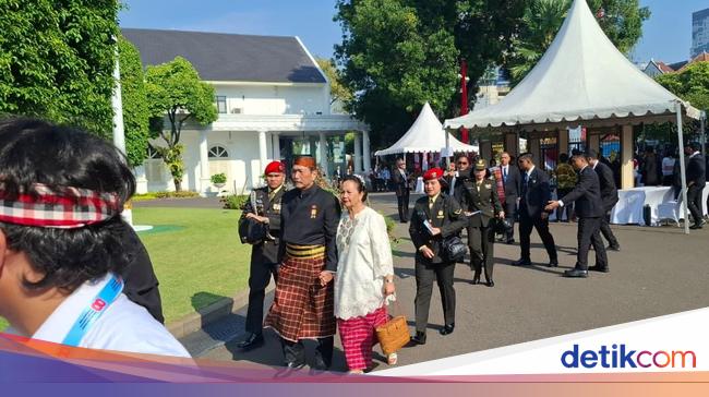 Luhut Pakai Baju Bugis di HUT RI Ke-80: Istri Saya Pilihkan